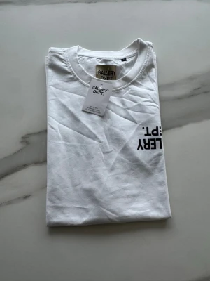 Gallery Dept. T-shirt - Vit Gallery Dept. T-shirt i storlek L. Helt ny med tags! Kom vid funderingar eller med prisförslag 😊