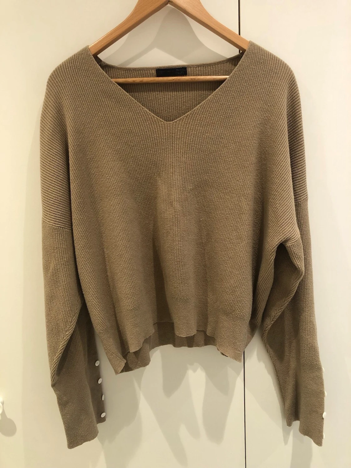 Beige stickad tröja med v-ringning - 4