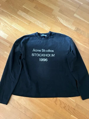 Svart långärmad t-shirt Acne Studios - Svart långärmad t-shirt från Acne Studios. Den är egentligen Strl S men den är kortad hos en skräddare så den passar mer åt xs. Priset kan diskuteras