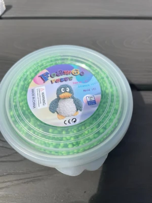 Grön FoamGo lera i burk - Grön modellera från FoamGo i en rund plastburk. Leran består av små skumkulor som kan formas, stretchas och klämmas. Perfekt för pyssel och kreativt skapande. Passar för barn från 3 år och uppåt.