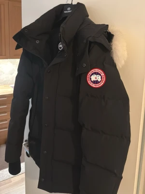 Canada Goose Wyndham Parka - Säljer en svart jacka från Canada Goose som är i jätte bra skick, enkel att matcha och väldigt unik. Priset kan diskuteras.