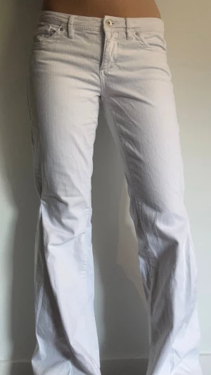 Vita bootcut jeans med låg midja - Midja rakt över: 37 cm, Innerbenslängd: 79 cm, skriv vid frågor!