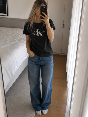 Calvin Klein t shirt - Säljer min svarta Calvin Klein t shirt i storlek S. 💕  Jättesnygg och enkel att matcha till jeans, mjukisbyxor eller shorts. Använd men fortfarande i fint skick. Säljer eftersom den inte kommer till användning längre.  Skriv gärna om du har frågor eller vill ha fler bilder! 🫶