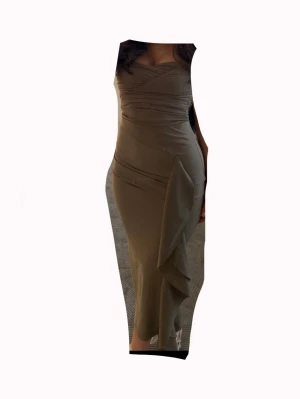 Beige axelbandslös matchande top och kjol - Snygg beige axelbandslös lång kjol med en matchande body med draperade detaljer och figurnära passform. Kjolen har en asymmetrisk volang framtill och är tillverkad i ett mjukt, stretchigt material som formar sig efter kroppen. Perfekt för dig som vill ha en elegant och trendig look. Endast använd en gång! OBS: FRAKTAR INOM 24H!🩷
