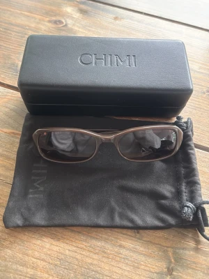  CHIMI code - Snygga solglasögon från CHIMI med bruna bågar. Modellen code. Kommer med originalfodral och tygpåse. 