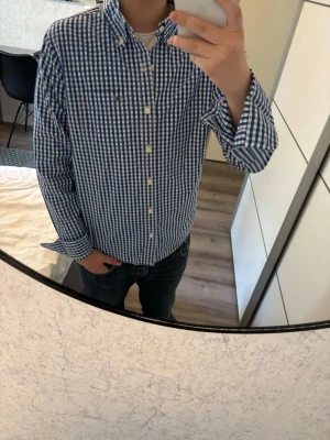 Hollister skjorta  - Hollister skjorta i mycket bra skick, inga defekter! Storlek S men kan även passa M. Modellen på bilden är 170, 60kg! Hör av er vid frågor eller minsta fundering 🙌  Se mått nedan:  Längd: 66 cm  Bred: 48 cm  Ärm: 62 cm