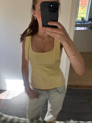 Gul topp - Gul topp från Zara med rosetter!