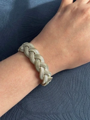 Flätat Silverfärgat Justerbart Armband  - I fint använt skick. Ingen stämpel.