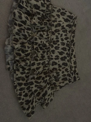 Mini skirt - Supersöt kortkjol i leopardmönster. Supersöt och fin nu till sommaren💕den har även resor i midjan så den passa storlek M också