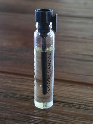 ESSNCE Woody Sandal tester - ESSNCE Woody Sandal tester 2 ml. Endast luktat på den