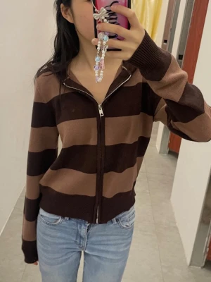 Brun randig stickad kofta - LIKNAR brandy melville!!! Brun randig stickad kofta, supermjuk och bekväm