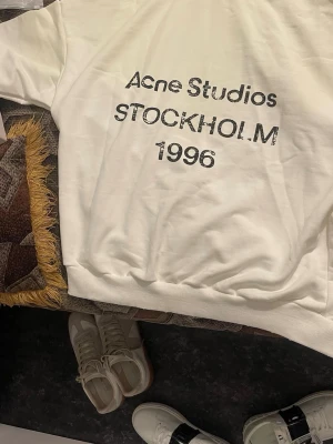 Vit  Acne Studios Stockholm hoodie  - Säljer en vit sweatshirt från Acne Studios, aldrig använt med lappar på. Säljer på grund av att den är för liten