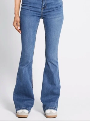 Bootcut jeans  - Säljer ett par blå bootcut jeans med hög midja och utsvängda ben från lager 157 och jag har knappt använt de!! De är i stl xxs och de är också i full lenght!