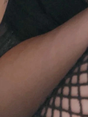 Svarta nätstrumpbyxor. BEGAGNAT - Säljer ett par svarta nätstrumpbyxor med stora maskor. Perfekt för att ge din outfit en edgy och trendig touch. Materialet är elastiskt och följsamt för en bekväm passform.