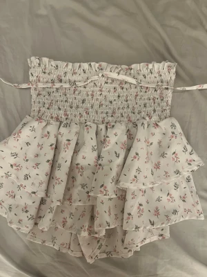 Gullig kjol med inbyggda shorta - En gullig blommig kjol med inbyggda shorts. Strl - Xs/S. Bra skick.