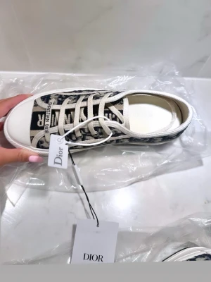 D sneakers stl 37 - Helt nya med lapp & dustbag. Kan fraktas eller mötas upp i malmötrakten. Passar storlek 37 bäst. Insta: fashionbyxoxo