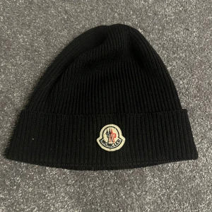 Moncler  - En moncler mössa är ganska liten och kommer inte till användning. Självklart äkta.🤩