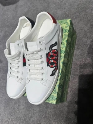 Gucci vita sneakers med orm - Helt nya. Skickar inom 1 dag. Skriv vid funderingar. Box ser anerlunda ut skriv om ni vill se de samma fast röd. 