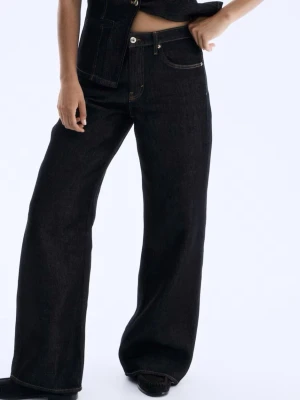 Trendiga jeans - Säljer ett par nya trendiga mörkare jeans från H&M. Helt nya i förpackning men säljes då de är fel storlek. Jeansen har kontrastsömmar och är tillverkade i kraftig denim. Perfekta för en avslappnad och trendig look. Nypris 449kr💕 Skulle säga att de passar större M/mindre L. 