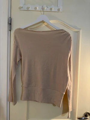 Två stickade tröjor i beige och vitt - Säljer två stickade tröjor med båtringad hals, en i beige och en i vitt. Båda har långa ärmar och en avslappnad passform. Perfekta att matcha med jeans eller kjol för en enkel och stilren look.