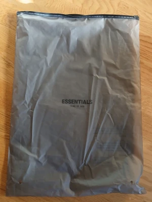 Grå Essentials Fear of God mjukisbyxor - Säljer ett par grå mjukisbyxor från Essentials Fear of God. Pris kan diskuteras.