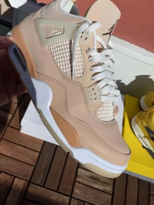 Jordan 4 - Snygga air Jordan 4 shimmer! Är i storlek 44.5 och dom är i ett väldigt bra skick, använda sparsamt. Enda tråkiga är att boxen är lite skadad