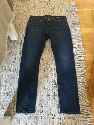 Mörkblå Lee jeans - mörkblå jeans från Lee