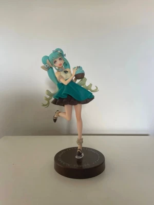 Choco mint hatsune miku - hon har tyvärr gått sönder men har lyckats limma tillbaka henne, det finns dock lite lim på plattformen hon står på (se bild). utöver det finns det inga defekter