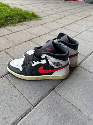 Jordan 1 Chile red - Hej! Säljer ett par Jordan 1. Endast andvänd 1 sommar då dom blev för småa. Hyfsat skick. Storlek 43. Billigare vid snabb affär!