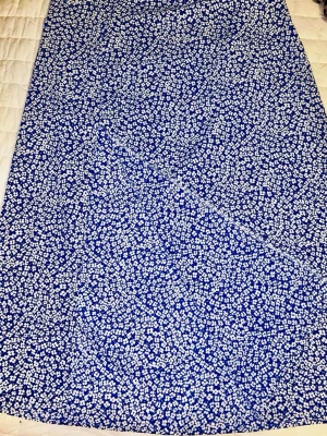 Trendig småblommig SHEIN midikjol blå/vit stl L 💙✨ - Säljer denna supersnygga midikjol från SHEIN i storlek L (40/42)! Den är i en helt perfekt kungsblå färg med vita små blommor. Kjolen stängs med en dold dragkedja i sidan vilket ger en sjukt smickrande form över höfterna. Fantastiskt fint fall och lätt utställd passform som ger den helt rätta sommar-looken! Mått när den ligger platt: * Midja: ca 39cm * Längd: ca 84–85cm.                         Ansvarar inte för postens slarv🫶