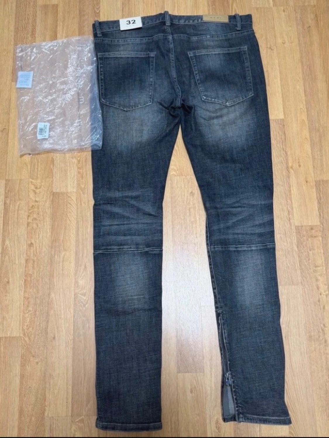 Säljer ett par MNML Ripped Stretch Jeans Grey – Size W32 - 1