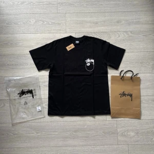 Stussy / Stüssy t-shirt - Helt ny t-shirt från Stussy med  vitt 8-ball tryck och logga på ryggen samt logga på bröstet. Klassisk passform med korta ärmar och rund hals. Tillverkad i mjuk bomull, perfekt för sommaren och dig som gillar streetwear. Priset går att diskutera! Kom gärna med frågor!😁