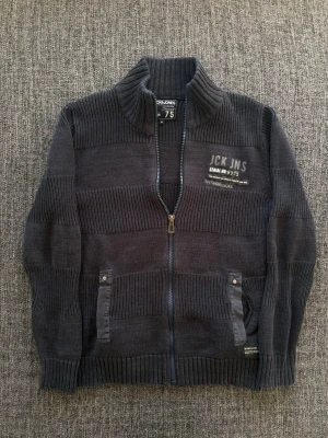 Vintage zip up ~ Jack & Jones  - Sjukt eftertraktad Morris tröja ~ 2000’s modell som inte längre produceras | st M/true size | Rekomenderad längd mellan 175–185cm | färg marinblå | OBS kan gå ner lite i pris vid snabb affär! 🏄