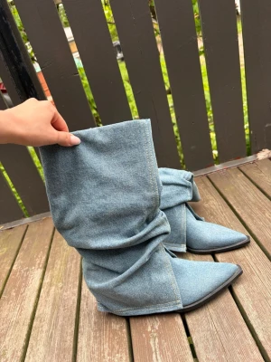 Ljusa denimstövlar med spetsig tå - Säljer nu mina ljusblå denimstövlar från Pull&bear då dom tyvärr aldrig kom till användning. Dom är enbart testade i butik och prislappen sitter kvar.