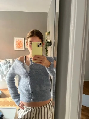 Stickad kofta - En såååå gullig stickad blå kofta i storlek xs🥹!! Nypris ligger runt 3000 kr🩷💖💖 endast använd ett fåtal gånger!!