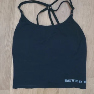 Svart träningslinne - Säljer denna asfina toppen från Better Bodies då den är för liten, aldrig använd och är så gott som ny. Kolsvart färg och i storlek S. Kontakta gärna vid intresse☺️