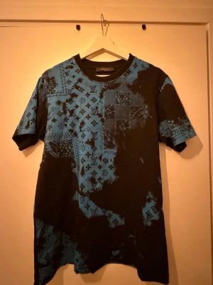T-shirt   Stl,M - Jätte fin T-shirt storlek M men passar även S sitter ganska tajt på kroppen.