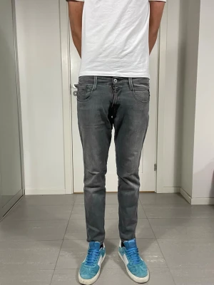 Replay Anbass Jeans - Säljer nu dessa Replay Anbass Jeans, mått ca 37 o 98 cm. skriv för fler bilder/frågor🙌🏼