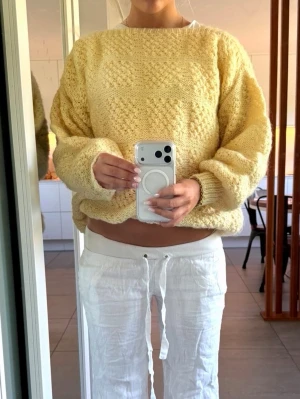 gul stickad tröja💛 - mysig gul stickad tröja, storlek S/M. Den har ingen lapp i så vet tyvärr inte vart den är ifrån!