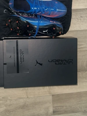 Puma ultra carbon 5  - Puma ultra carbon storlek 43 använde dom 5 träningar bara vill sälja dom för dom är stora på mig köpte dom för 2000 kr 