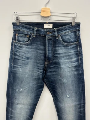 Jack & Jones R.D.D Helt nya - Jack & Jones R.D.D Royal Denim Division jeans helt nya, med prislapp  Modell: JJIchris JJRoyal R260 RDD Färg: Blue Denim, distressed-detaljer från fabrik Storlek: 31/32 Nypris: 1399 kr → 549 kr  Helt nya jeans, aldrig använda, säljs med originaltagg kvar. Snygga selvedge jeans med kontrastsömmar och slitna detaljer (fabriksgjorda, inte slitage).