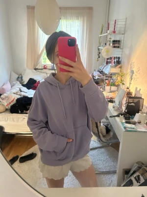 Ljuslila oversized hoodie - Säljer en ljuslila oversized hoodie med huva och dragsnören. Hoodien har en stor magficka och är gjord i mjukt material, perfekt för en avslappnad och chill stil. Passar dig som gillar streetwear och comfy vibes.