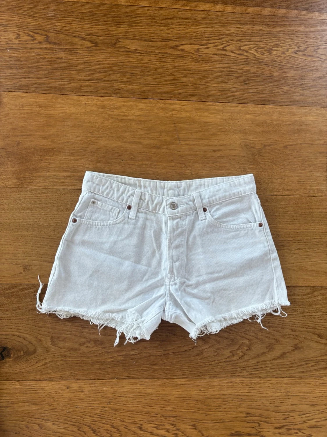 Vita denimshorts med fransig kant