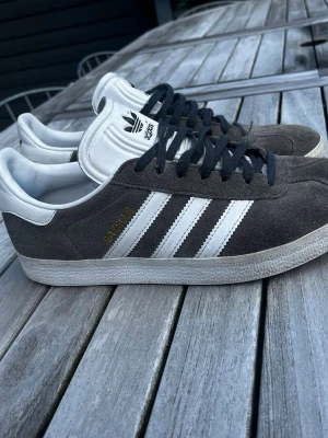 Adidas Gazelle l skor - Köpte dessa i Frankrike förra sommaren. Dem är storlek 41/1,3 och passar mig inte längre därav säljer jag dessa. Dem är 26cm långa och passar folk med 41-42 i sko storlek 
