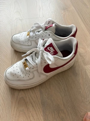 Nike Air Force 1 vita/röda sneakers - Nike Air Force 1 sneakers 
