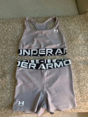 Set från Under Armour - Fint ljuslila träningset från Under Armour, inte använt!