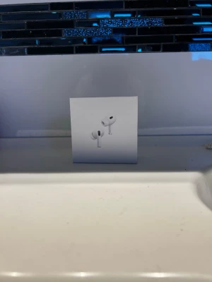 Apple AirPods Pro trådlösa hörlurar - Säljer ett par Apple AirPods Pro med brusreducering. De är vita, har en stilren och kompakt design med silikonproppar för bra passform. Medföljer laddningsetui, laddkabel och extra öronproppar. Perfekta för musik, poddar och samtal.