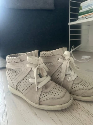 INTRESSEKOLL Isabel marant skor - Kom gärna med prisförslag om du är intresserad. Beiga isabel marant skor som har några defekter, jag är även öppen att byta till en större storlek!