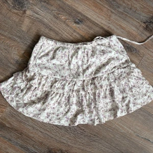 Blommig volangkjol från Gina 🦋 - Supersöt volangkjol från Gina som tyvärr inte kommer till användning 🦋 Jättegullig och perfekt till sommaren 