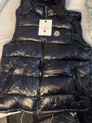 Svart moncler väst med nfc scan - Fet svart moncler väst som har nfc scan